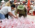 File photo shows government workers prepare gifts for the poor. (Photo:VOV)